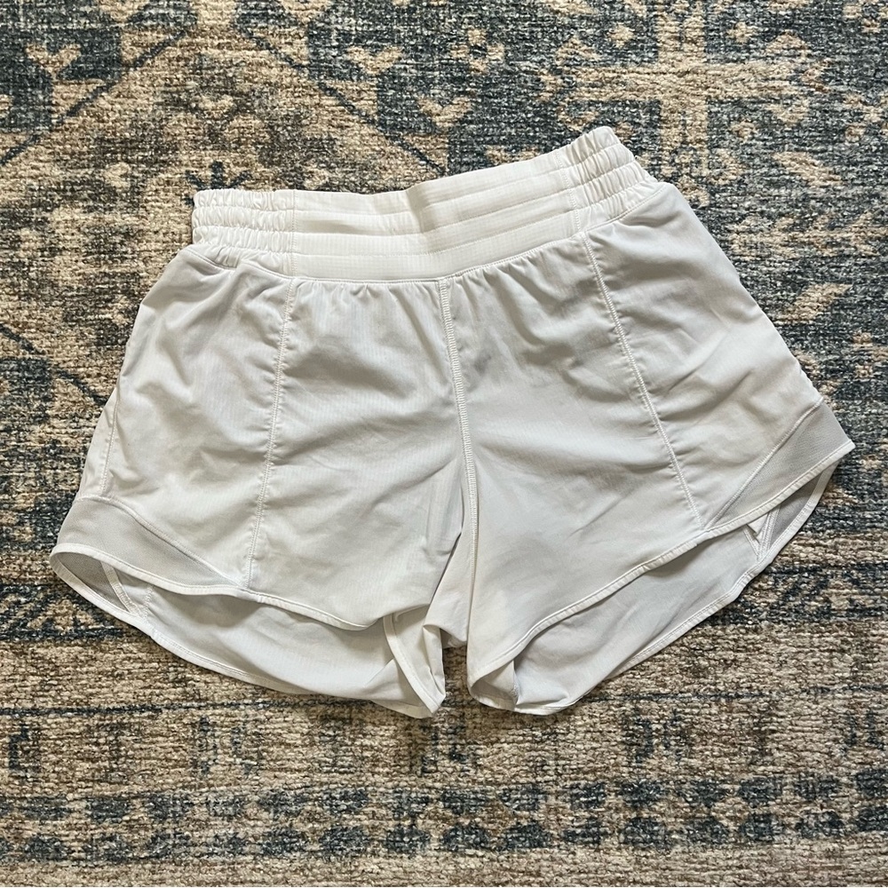 Lululemon Hotty Hot Short High Rise 4” inch White Size 6 EUC